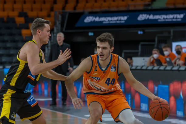 图片报：切尔西尚未报价西蒙斯，且只想通过球员交换进行交易