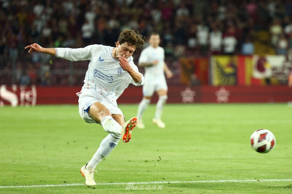 13.8分vs7.4分！里德单骑碾压 系列赛场均得分近两倍于湖人替补总和